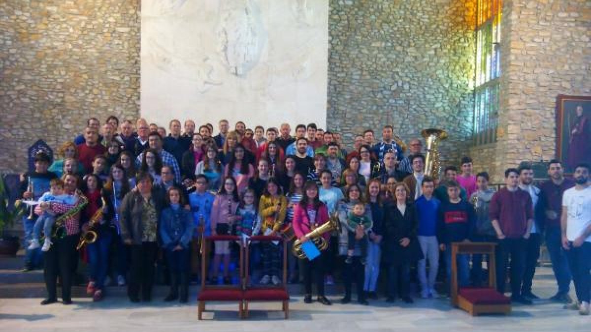 Miembros de la Banda de Música y de las cofradías que participaron en el ensayo solidario.