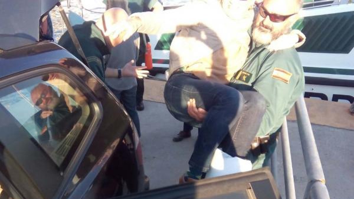 La Guardia Civil auxilia a una mujer en la Cala de San Pedro.