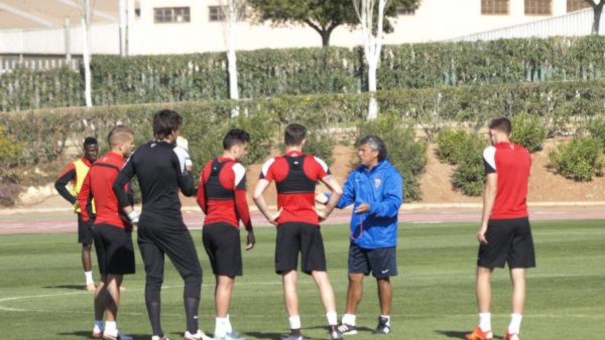 Pipo Goro hablando con los futbolistas.