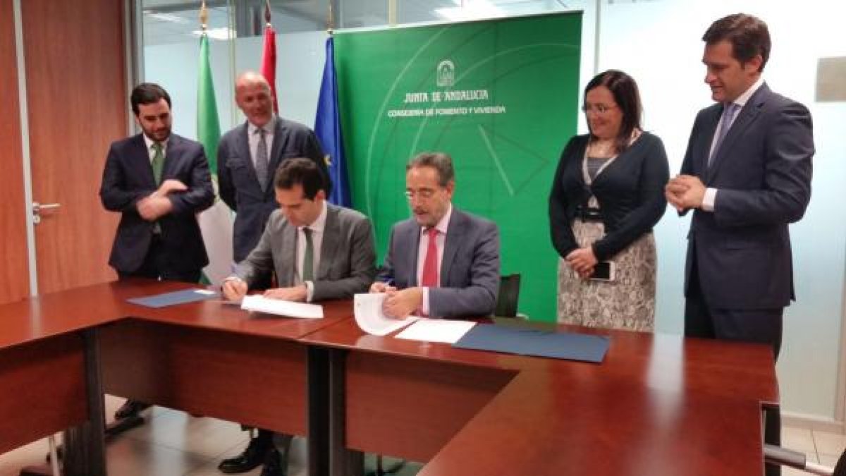Momento de la firma de la addenda al convenio en Sevilla