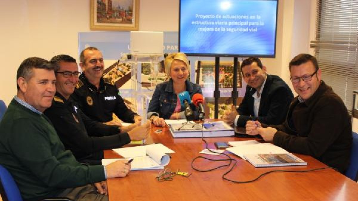 Eloísa Cabrera, junto al equipo con el que ha presentado el proyecto de actuaciones para la seguridad vial.