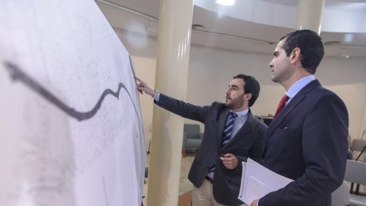 Carlos Sánchez enseña el proyecto al alcalde de Almería