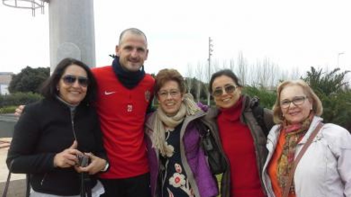 Soriano con las profesoras del Colegio Mar de Alborán.
