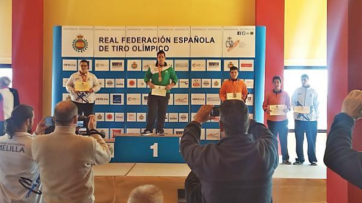 El almeriense sube a lo más alto del podio.