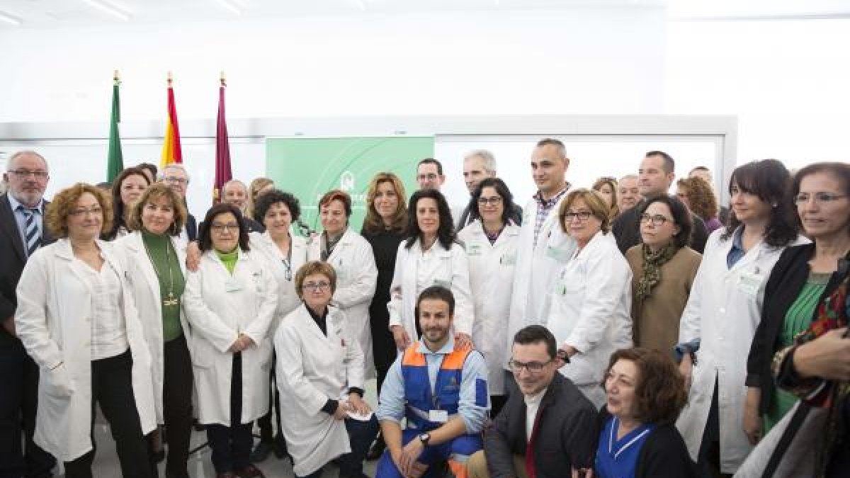 Foto de familia con los profesionales sanitarios de Vera.