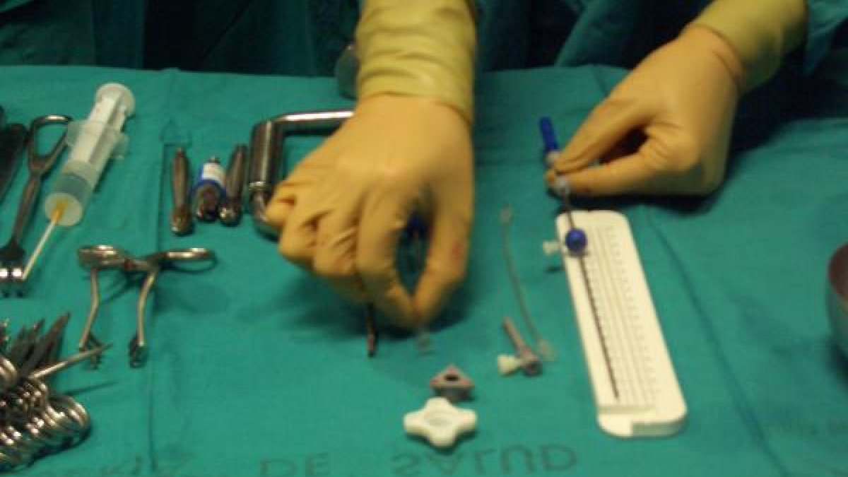 Una enfermera prepara el material quirúrgico.