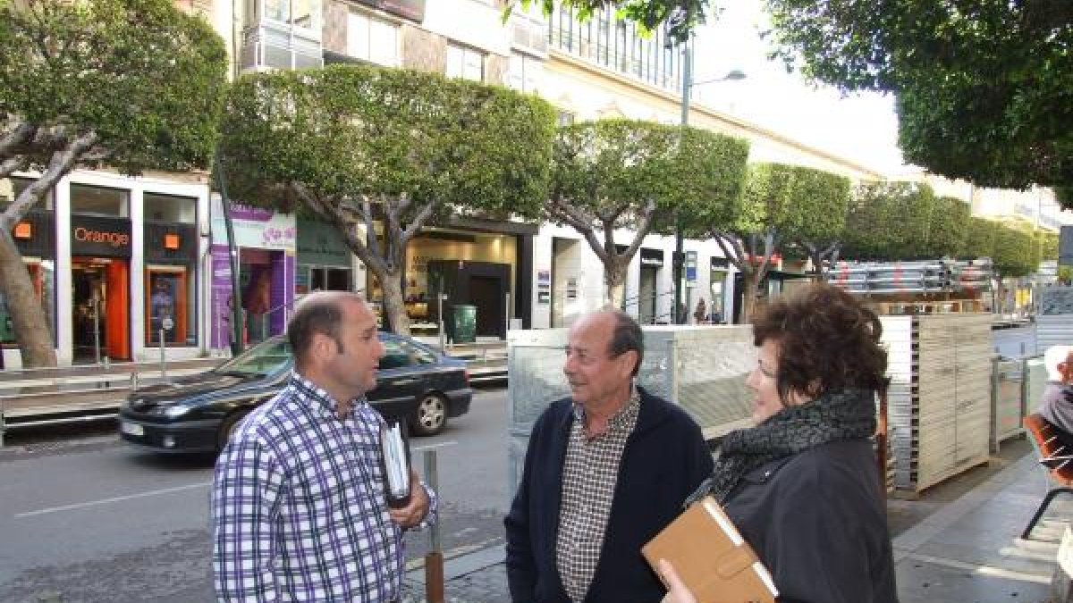 La presidenta de la Agrupación, Encarnación Molina, revisando el montaje