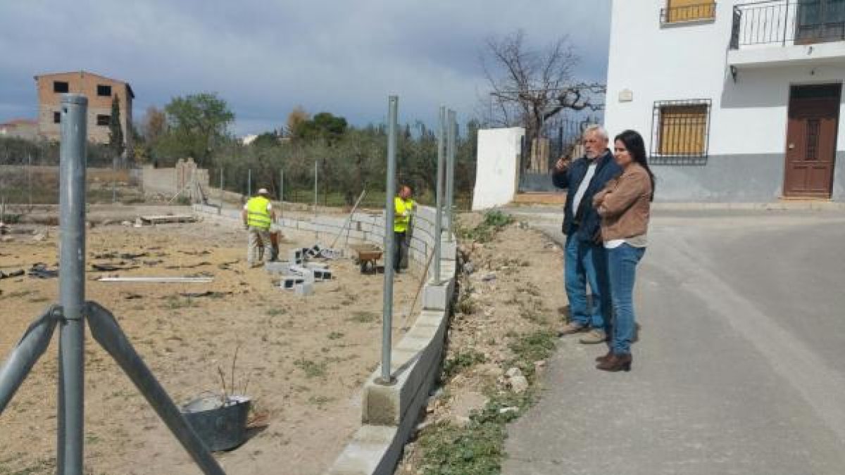 La alcaldesa y el concejal de obras supervisando los trabajos.