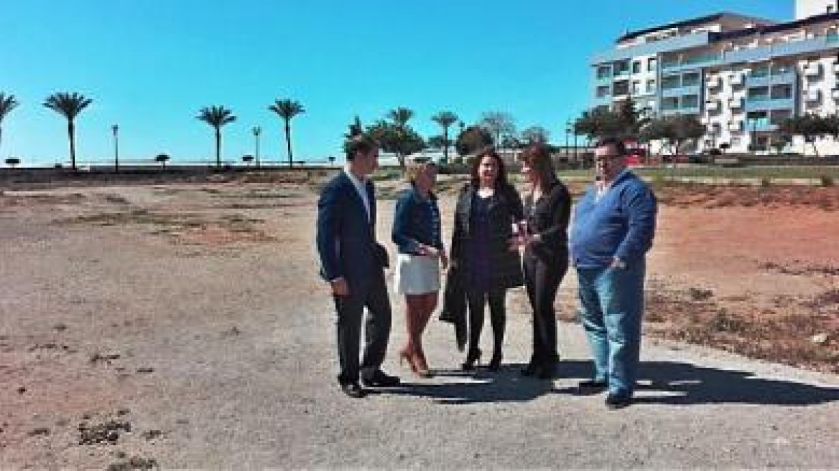 Parlamentarios y concejales en el solar destinado a la sede de Roquetas de Mar