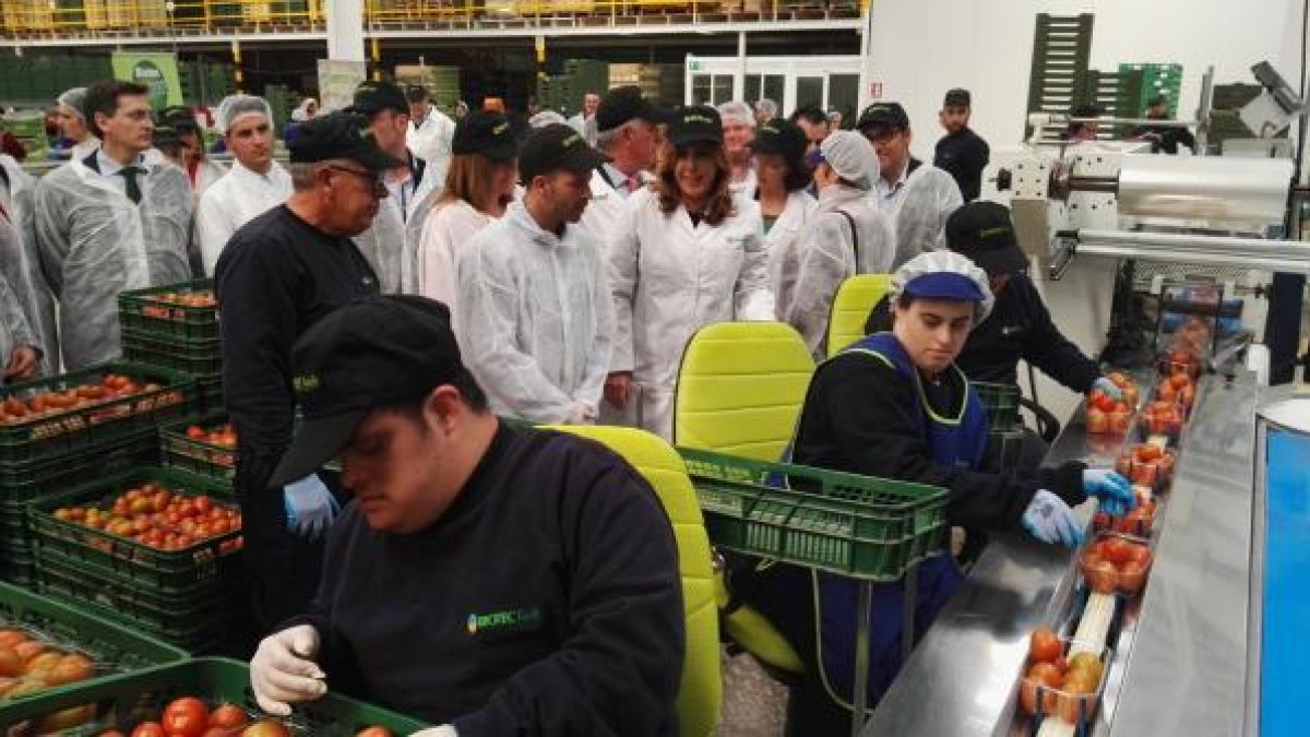 Díaz en su visita a la cooperativa nijareña.