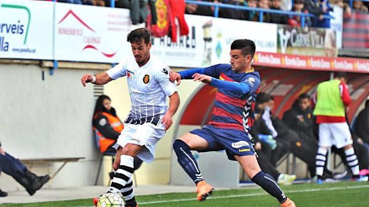 Natalio pugna con un balón en el Llagostera-Mallorca.