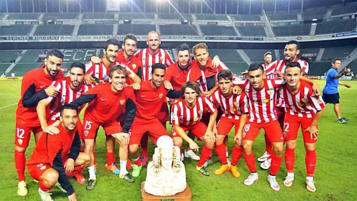 El Almería celebrando el Trofeo de las fiestas de Elche.