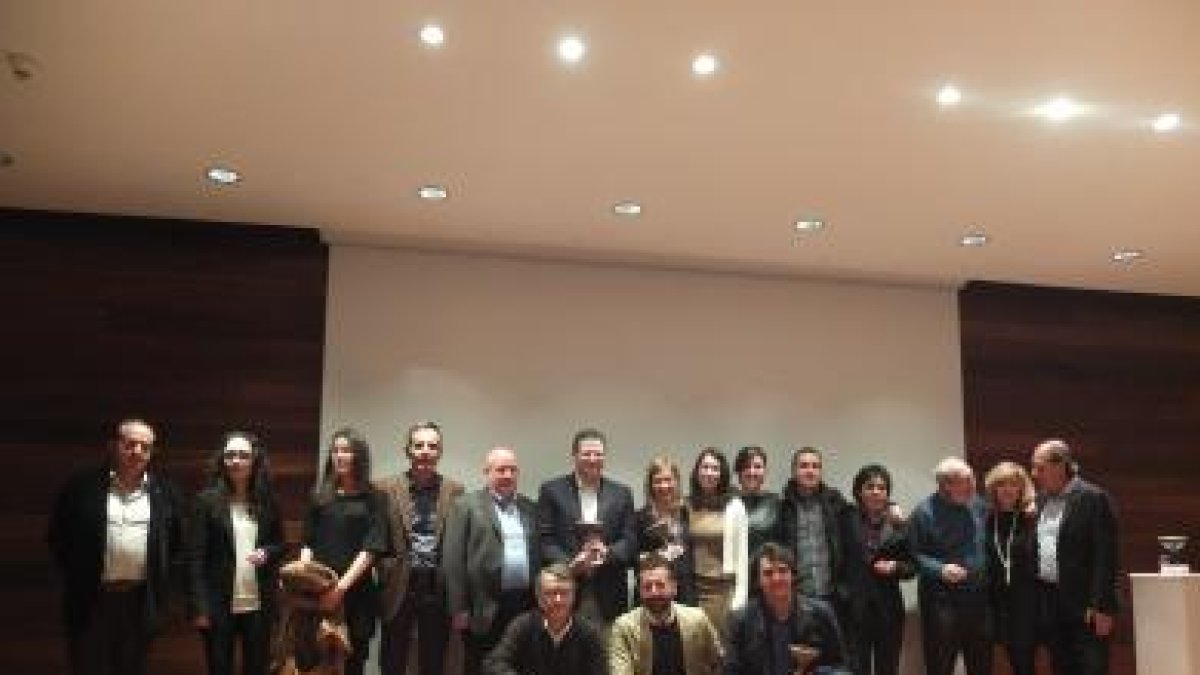 Foto de familia de los ganadores y los finalistas de los Premios Argaria 2015, junto a los integrantes del Gremio de Libreros de Almería, que concede