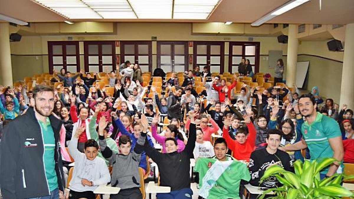 Al Andalus vivió una clase muy especial con los campeones de Unicaja entre regalos.