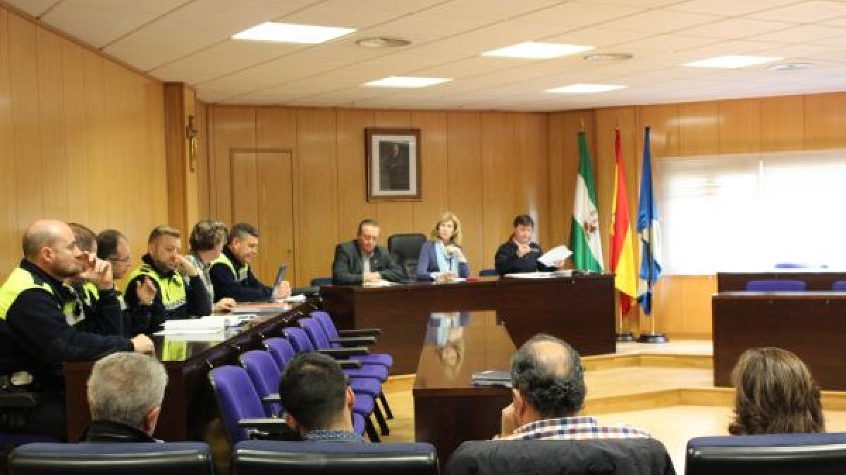 La comisión se ha celebrado en el salón de plenos del Ayuntamiento de Roquetas de Mar.