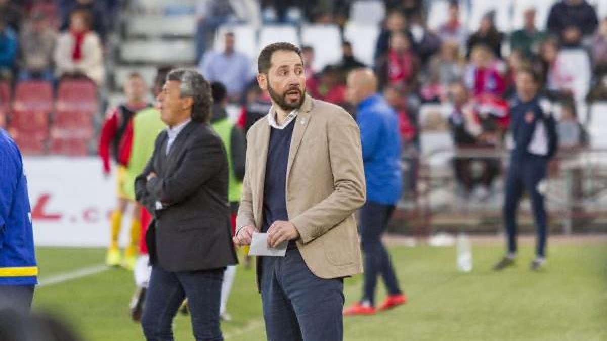 El técnico del Girona mira a su banquillo.