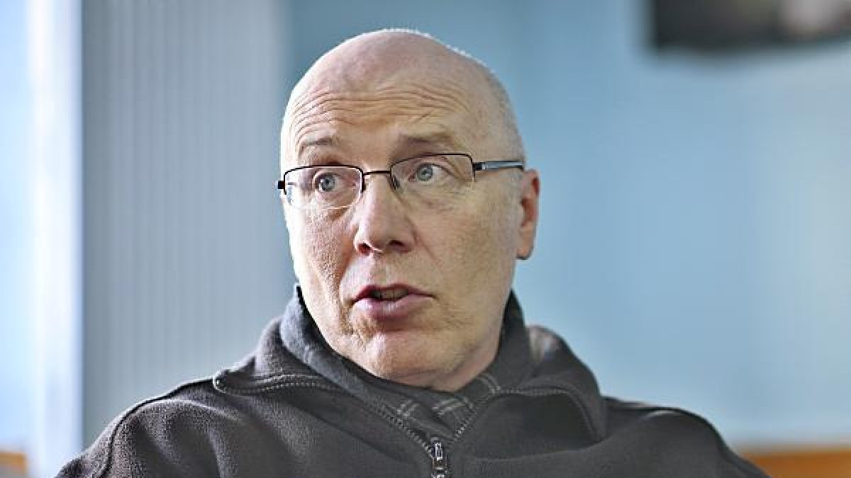 El músico Michael Thomas, director de la Orquesta Ciudad de Almería y de la Orquesta Joven de Almería, durante la entrevista.