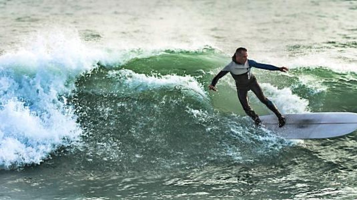Sigfrid de mario, surfeando en una tabla long, señala que este deporte “te hace ser positivo y tranquilo”.
