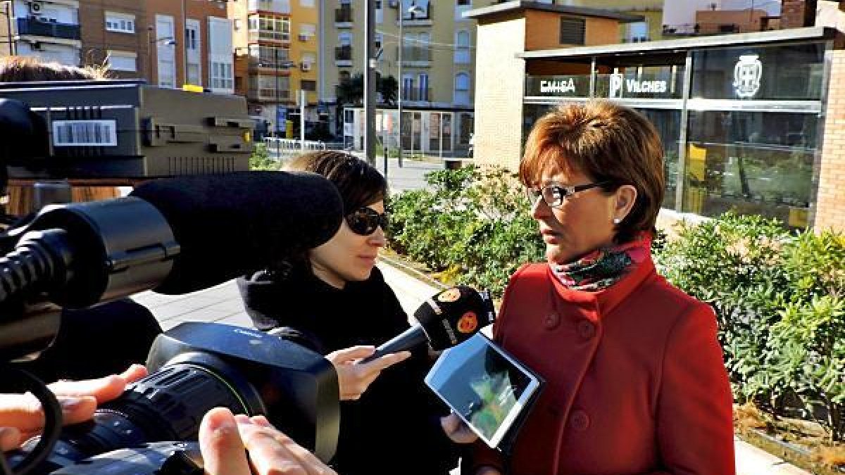 La concejala socialista Adriana Valverde, junto al parking de la avenida de Vilches.