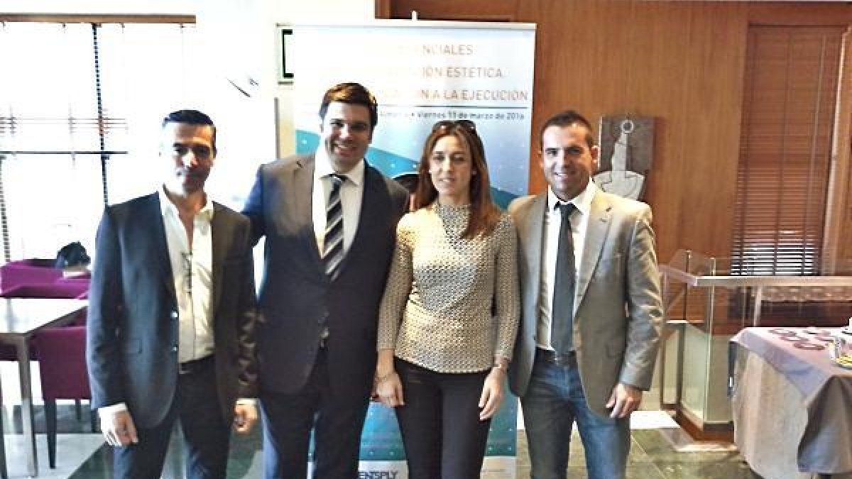 Jon Gurrea (centro) con miembros del Colegio de Almería.