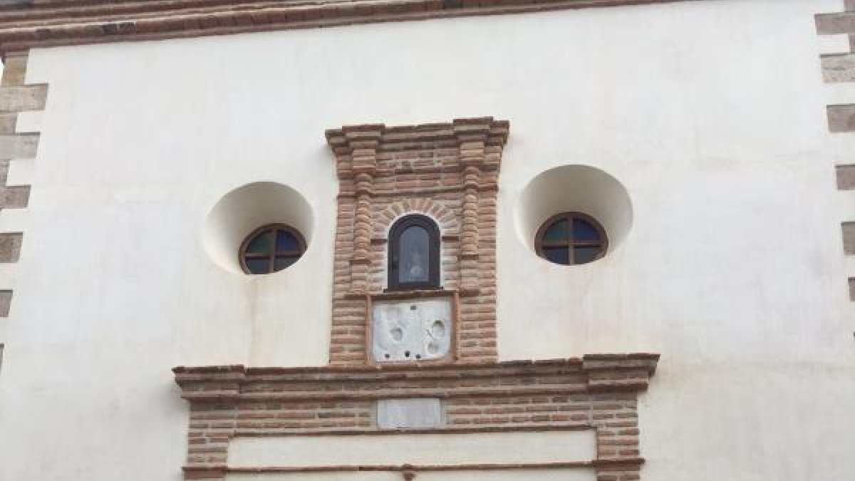 Las huellas que supuestamente San Tesifón dejó en la ermita de Adra.