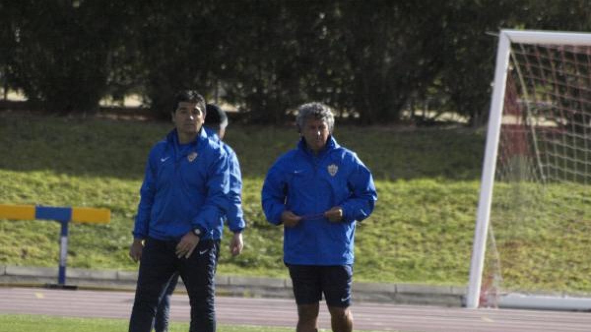 El míster después de hablar con Fran Vélez.