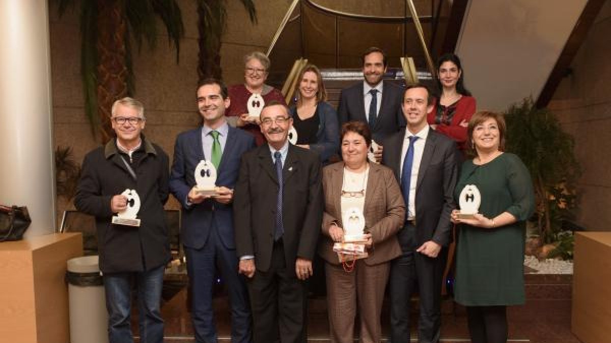 Los galardonados con los V Premios Alcer.