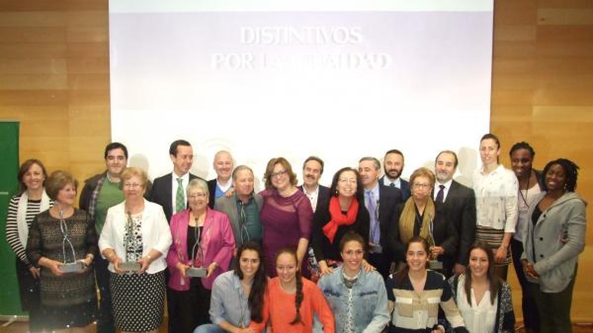 Las personas galardonadas y distinguidas en los Premios por la Igualdad’, que organizan el Instituto Andaluz de la Mujer, junto a la delegada de Gob