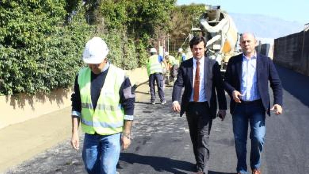 El alcalde y el concejal de Agricultura visitando varias vías de la localidad.