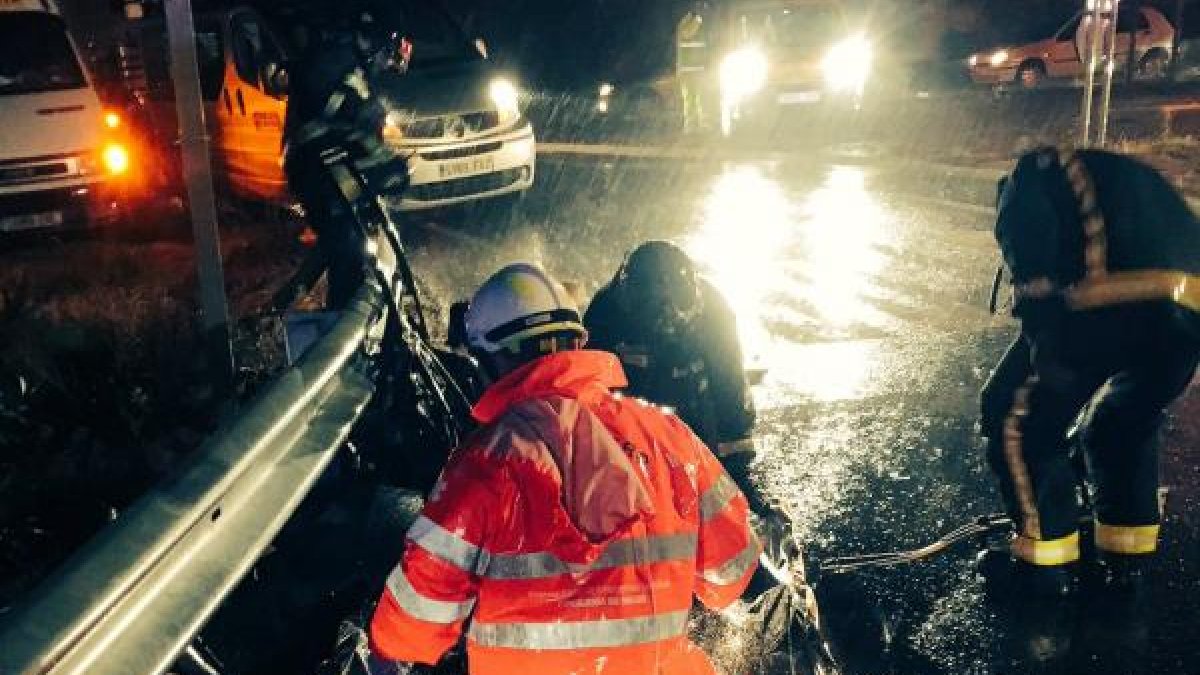 Atención sanitaria y de bomberos en el accidente de Dalías.