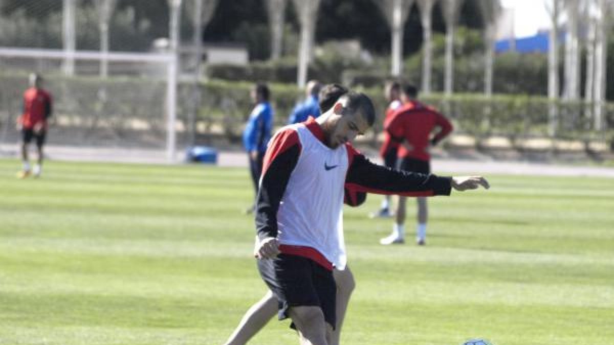 Fran Vélez lanzando a portería.