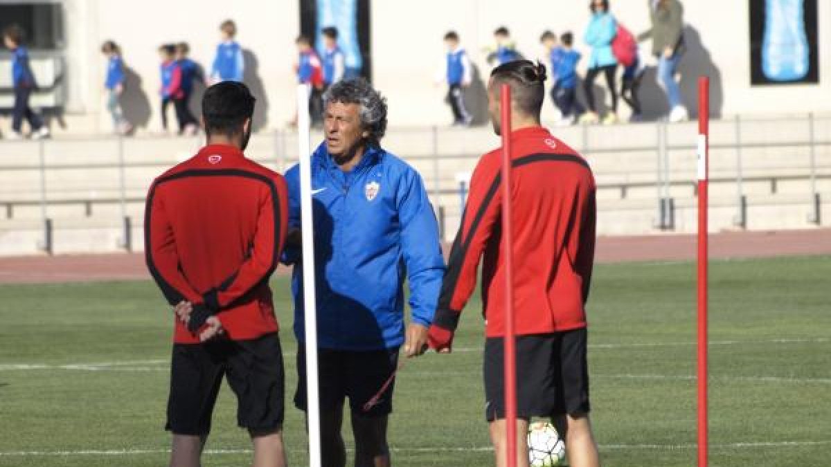 Pipo Goro hablando con Quique y Chuli.
