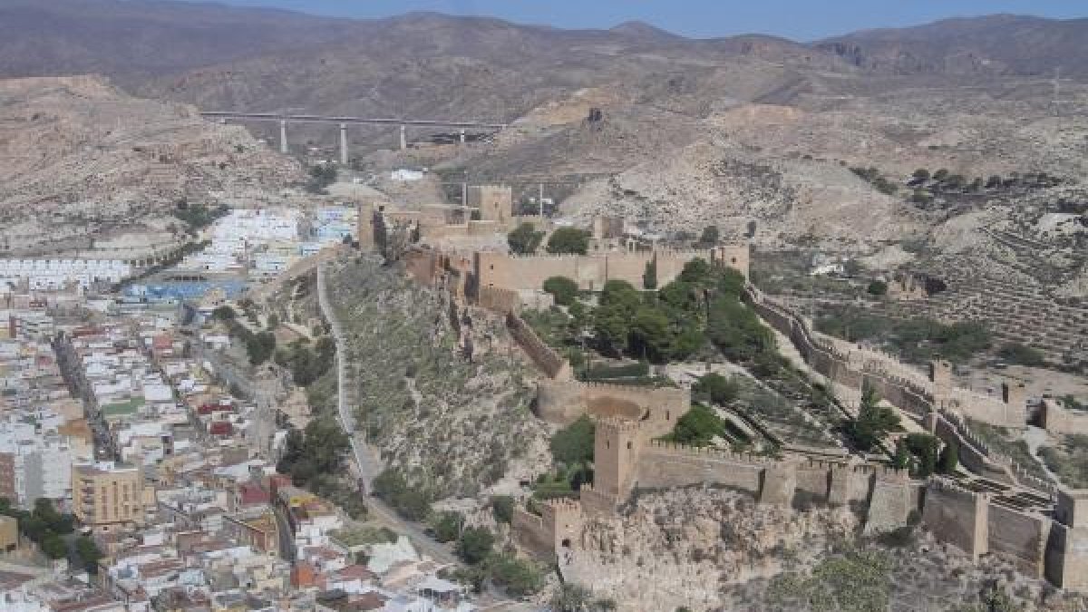 Vista de la Alcazaba, cuyos rincones se ponen al descubierto.