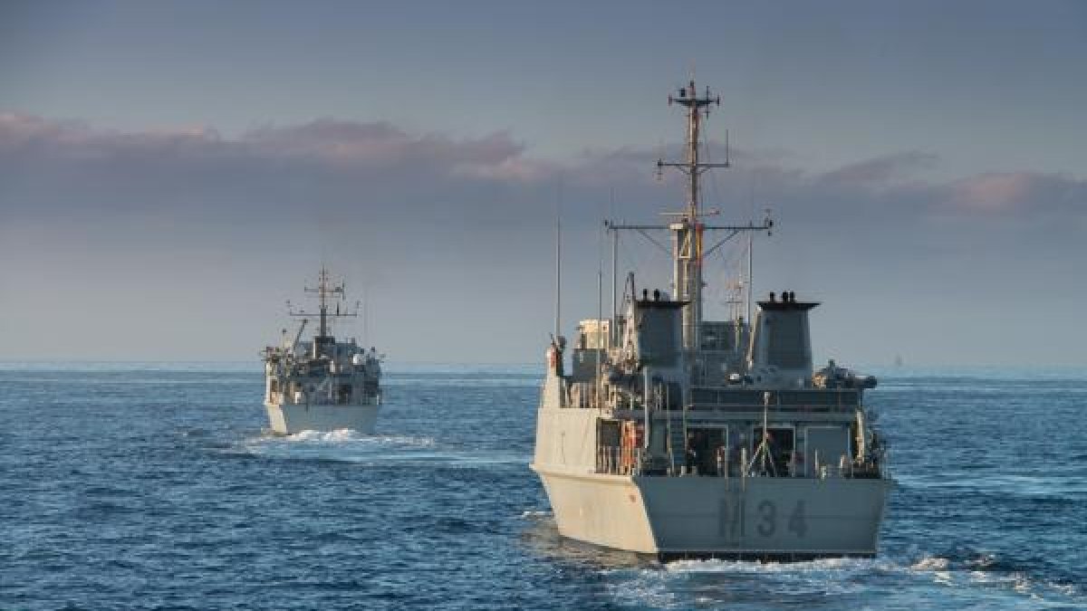 Ahora están realizando ejercicios de detección y neutralización de artefactos explosivos en el Golfo de Vera.