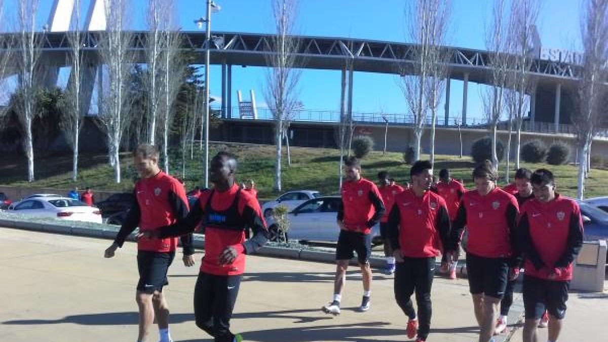 Salen los futbolistas.