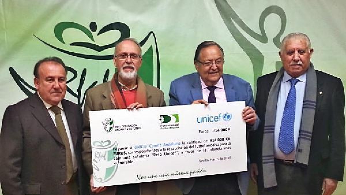 Eduardo Herrera entregó el cheque solidario.