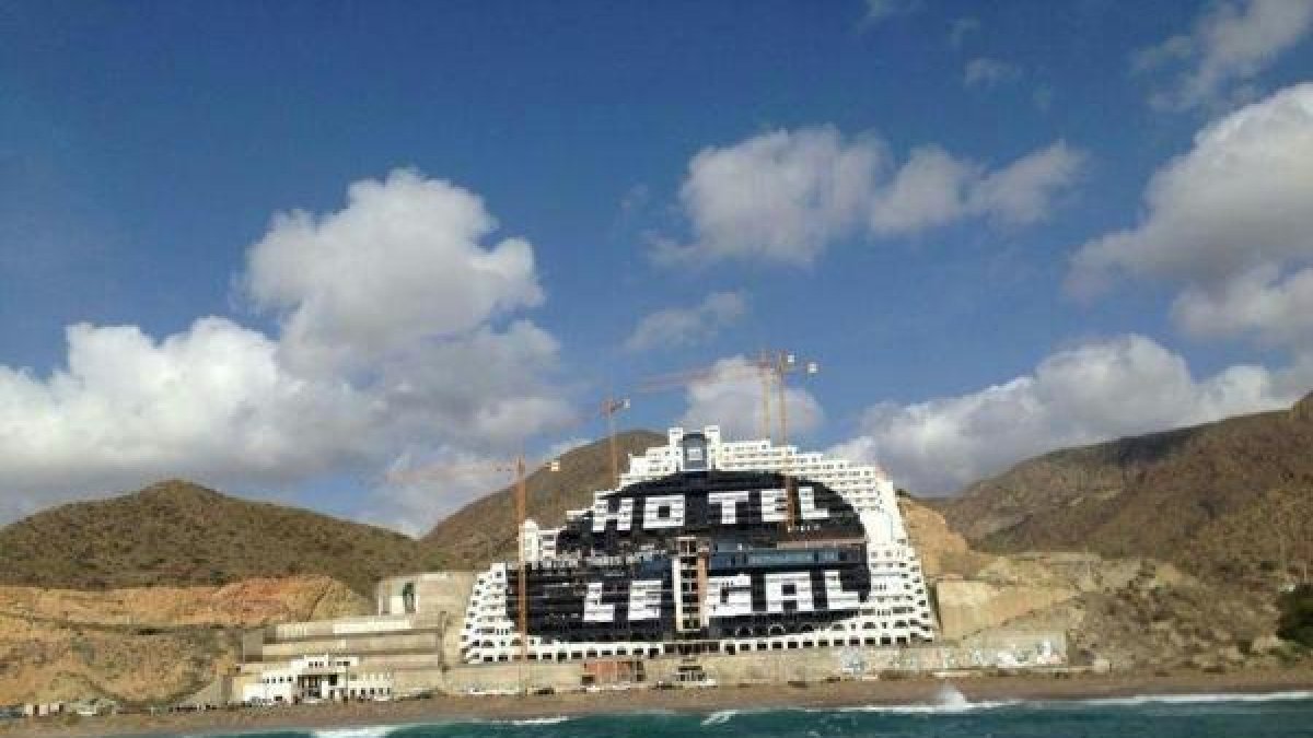 Hotel en el Algarrobico, visto desde el mar.