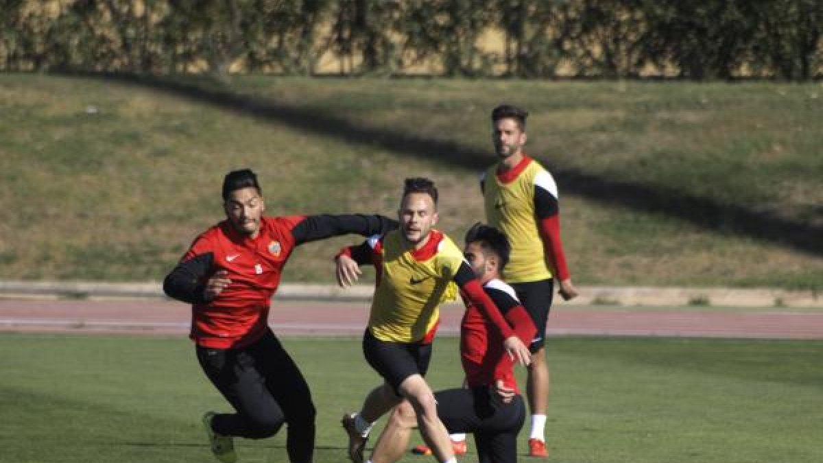 Iván Sánchez recibe una falta.