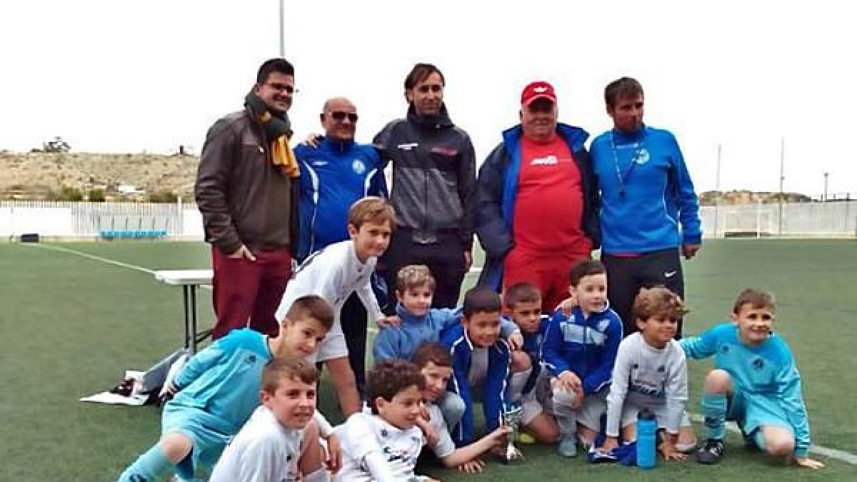 Los Molinos en el césped celebrando la Champions.