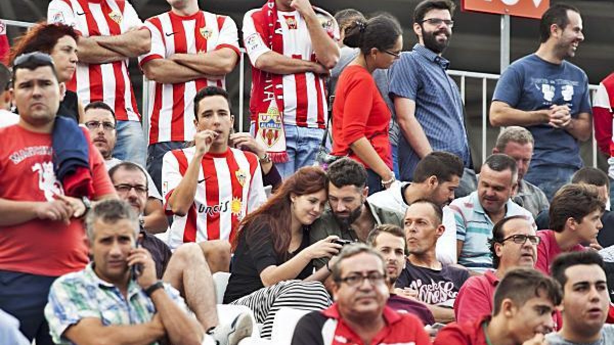 Los seguidores del Almería se hacen el cuerpo para lo que viene.