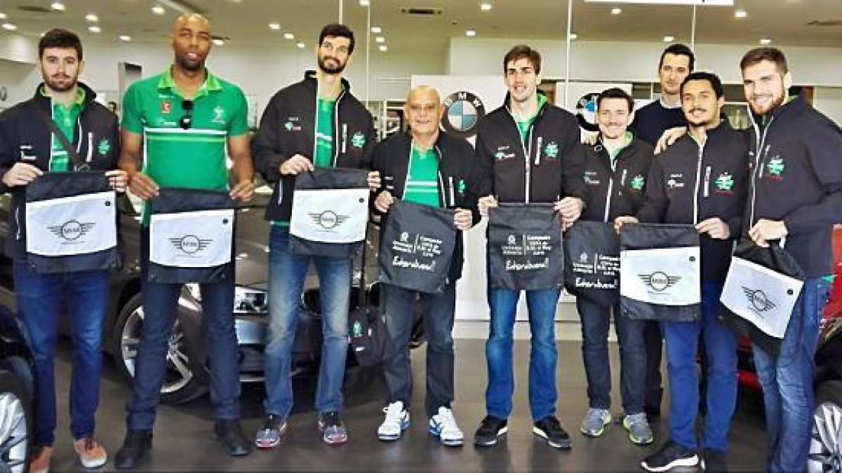 Los jugadores de Unicaja en BMW.