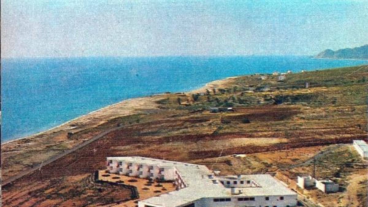 El Parador en 1967, recién construido, era un hito entonces en un llano de tierra en la costa.