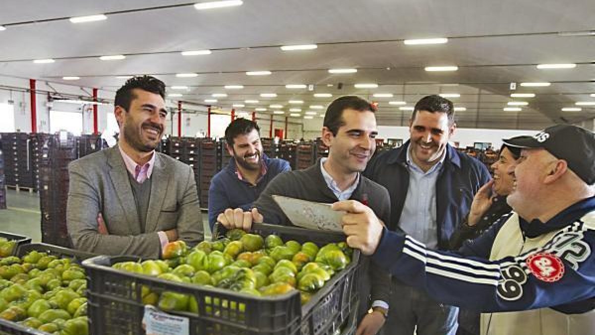 El alcalde durante su visita a Agrupalmería