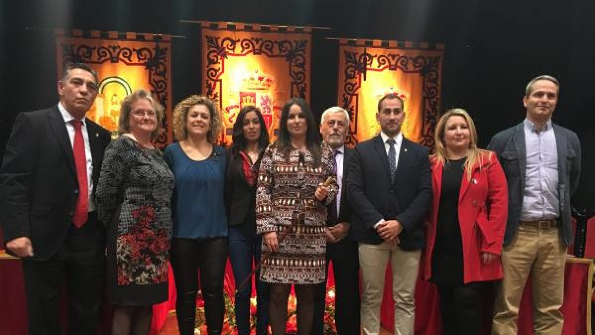 Sonia Cerdán con el bastón de mando de la alcaladía de Albox.