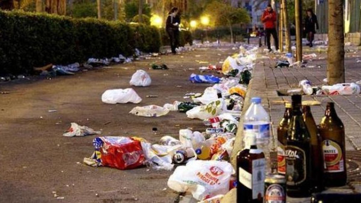 Restos de botellón en Almería en una imagen de archivo