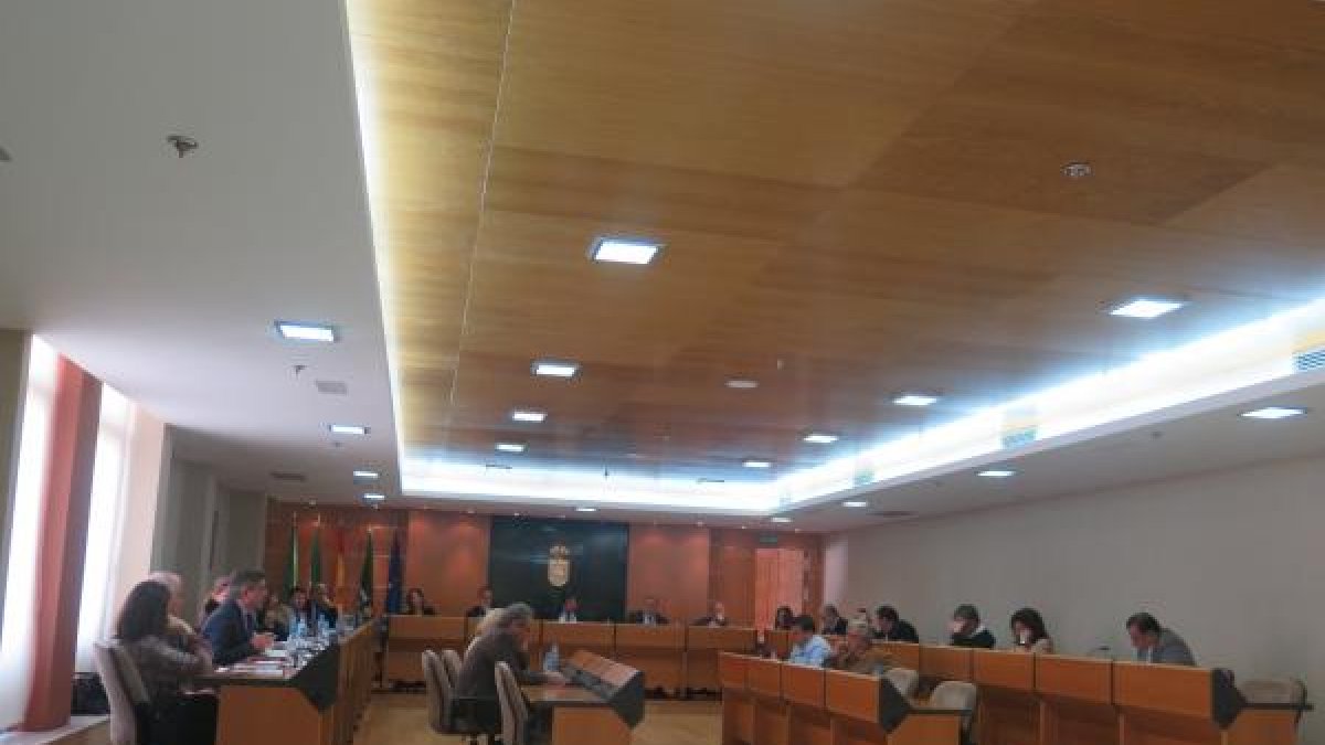 Alcalde y concejales en el Pleno Ordinario celebrado este lunes en la sala de Plenos del Consistorio ejidense.