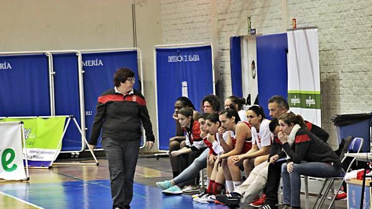 Pilar López Alcoba dirigiendo al Syngenta.
