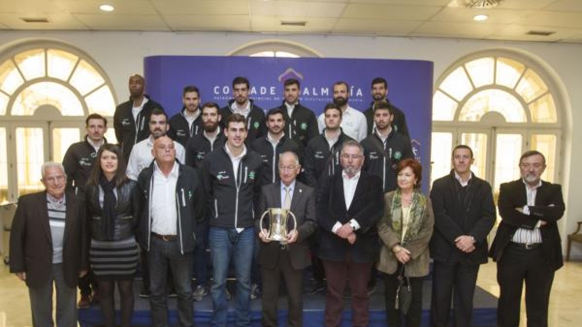 La plantilla del Unicaja Almería en la Diputación.