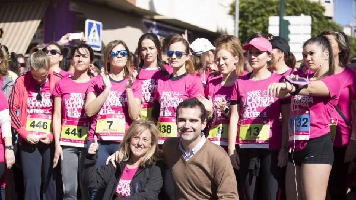 El alcalde, rodeado de mujeres.