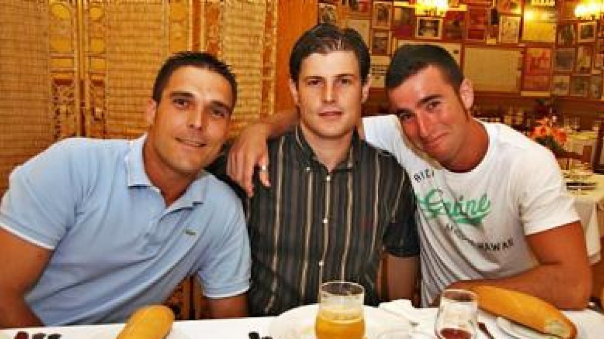 Félix Crespo en el centro con sus compañeros del Muebles Mago.